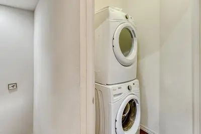 a washing machine and a washer in a room at Happy Holiday Hideaway G in Kissimmee