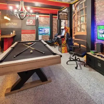 Modern 5 BDR Family Themed Home with Harry Potter Games Room and Free Pool Heat