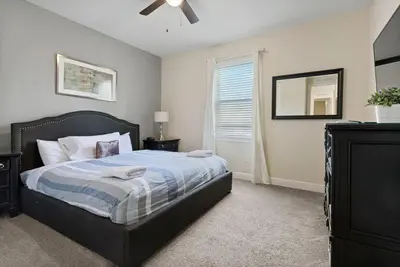 a bedroom with a bed and a ceiling fan at Multiple Family Homes 16 Rooms - PoolSpa in Orlando