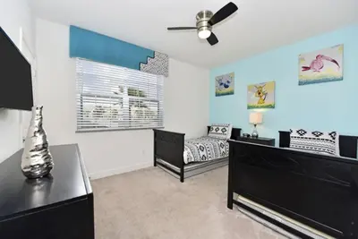 a bedroom with a bed and a ceiling fan at Beautiful 3-Bed Villa 10 Minutes From Disney - Serenity Resort townhouse in Orlando