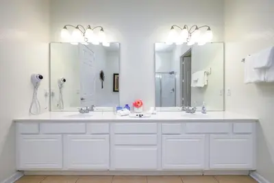 a bathroom with two sinks and a large mirror at Pool View Penthouse condo in Orlando