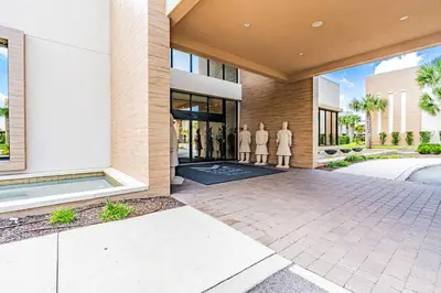 an exterior view of a building with a courtyard at Sophisticated 4 En Suites w Private Hot Tub & BB in Orlando