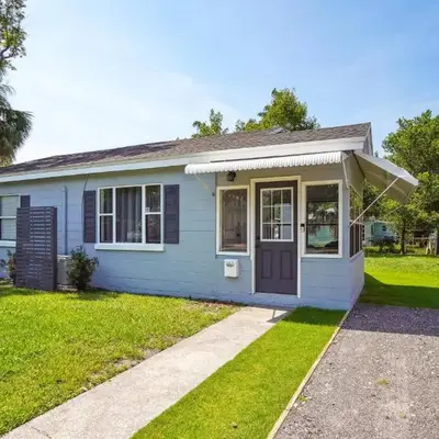 6 Mi to Downtown Orlando Quiet Home with Sunroom