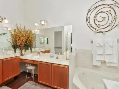 a bathroom with a tub and a large mirror at No place like home in Oviedo