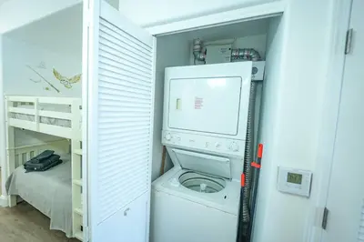 a washer and dryer in a room with a closet at Aparment 2nd floor 5 minutes from Disney in Orlando