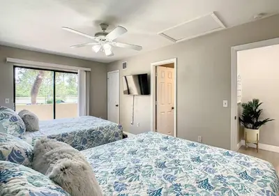 a bedroom with two beds and a ceiling fan at Charming Lakeview Retreat III in Orlando