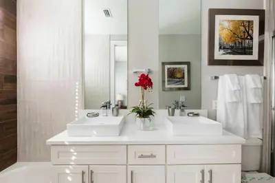 a bathroom with two sinks and a large mirror at Fantastic 4 beds Villa 5 min to Disney in Orlando