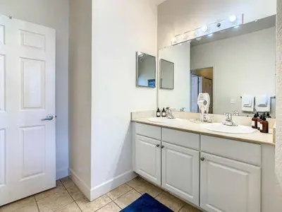 a bathroom with two sinks and a large mirror at LV2950-105LHC - 4 bedrooms - Lucaya Resort in Kissimmee