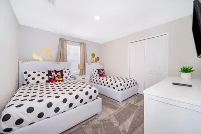 two beds in a bedroom with white walls at 4301WB TOWNHOUSE 5 BEDROOMS & 4 BATHROOMS + POOL in Kissimmee
