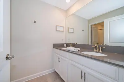 a bathroom with a sink and a mirror at 2921DH TOWNHOUSE 4 BEDROOMS & 3 BATHROOMS + POOL in Kissimmee
