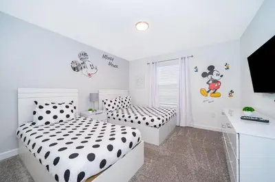 two beds in a bedroom with white walls at 2984JP TOWNHOUSE 4 BEDROOMS & 3 BATHROOMS + POOL in Kissimmee