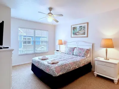 a bedroom with a bed and a ceiling fan at Lovely Family Town home in Great Location townhouse in Kissimmee