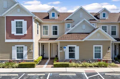 a row of houses in a residential neighborhood at 4 Bedrooms 3 En-Suites, 5 Min to Disney SMV158 in Orlando