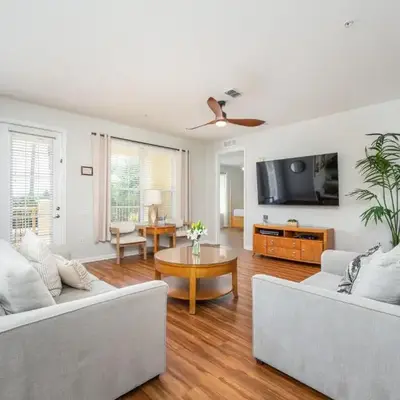 Beautiful Lakeview Condo