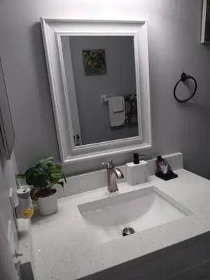 a bathroom with a white sink and a mirror at Nard Jolie Kay in Kissimmee