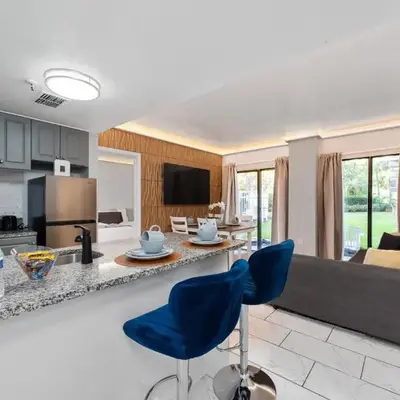2 suites ground floor apartment near Intern Drive