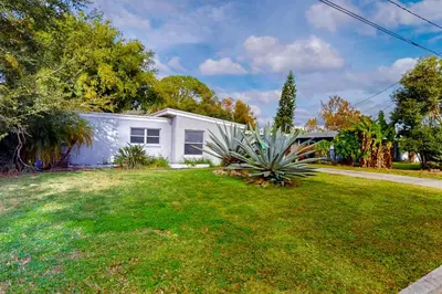 a white house with a yard at Boat and Fish! Lake Druid Gem with Dog-Friendly Yard in Orlando