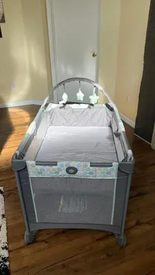 a baby crib with a cot in a room at Excelente Casa Vacacional in Kissimmee