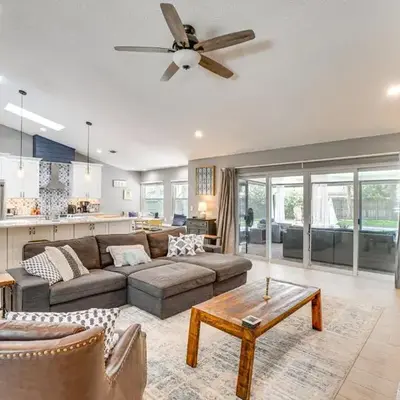 Screened Lanai and Fenced Yard Luxe Orlando Home