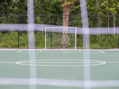 a net on a tennis court with a giraffe at Spacious 1BR Condo in Orlando and 5 minutes to Disney in Kissimmee
