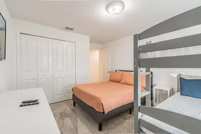 a small bedroom with a bunk bed and a bunk bed at Casa luxuosa 4BD/3BA * Storey Lake * in Kissimmee