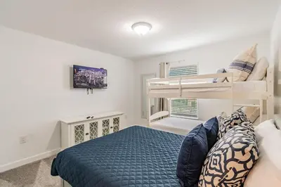 a bedroom with a bed and a bunk bed at Casa luxuosa 4BD/3BA * Storey Lake * in Kissimmee