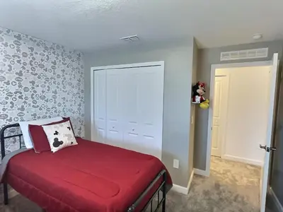 a bedroom with a red bed with a red blanket at 4Q/3B * Nova e Luxuosa c/Piscina Priv * in Kissimmee
