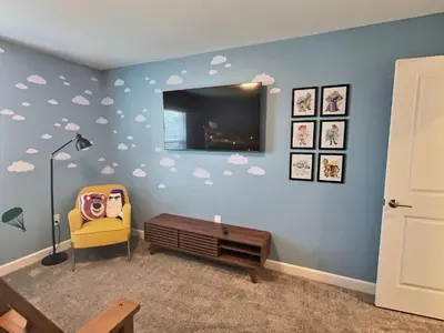 a room with a tv and a yellow chair at 4Q/3B * Nova e Luxuosa c/Piscina Priv * in Kissimmee