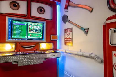 a room with a machine with a video game at Celebrate BR in Orlando