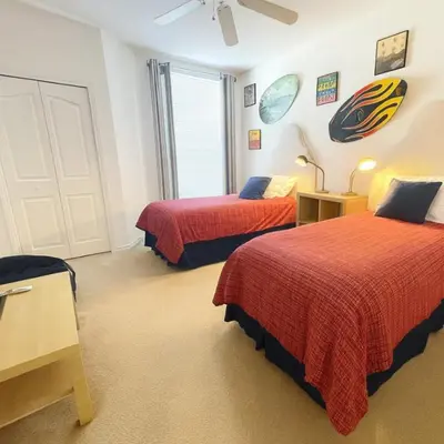 a hotel room with two beds and a window at Conforto e Espaço: Apt de 2Q e 2B em Legacy Dunes in Kissimmee