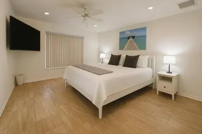 a bedroom with a bed and a flat screen tv at Vista para o lago Casa c/piscina in Kissimmee