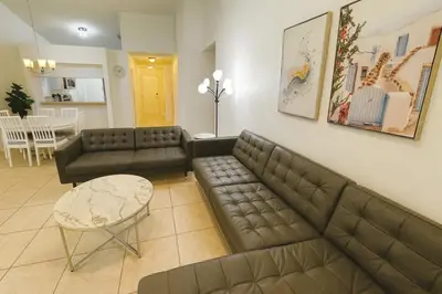 a living room with a couch and a table at Vista para o lago Casa c/piscina in Kissimmee