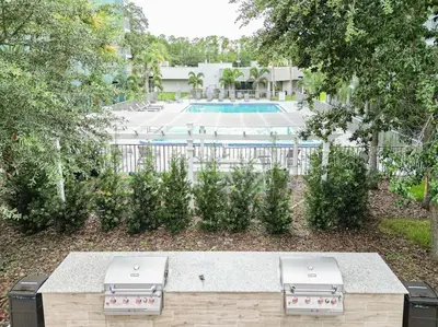 an overhead view of a swimming pool with a picnic table at Comfy 1BR Space in Orlando & 5 minutes to Disney in Vineland