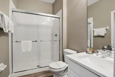a bathroom with a shower and a toilet and a sink at Casa 3Q Windsor Hills c/ Piscina Perto da Disney in Orlando