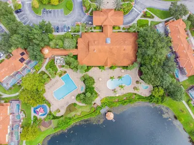 an overhead view of a backyard with a pool and a house at Casa 3Q Resort + Jacuzzi Perto Disney in Kissimmee