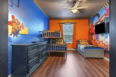 a room with a bedroom with a childs bedroom at 3Q/2B 10min da DISNEY Acesso Resort in Orlando