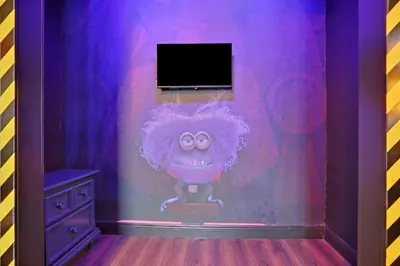 a room with a purple wall with a monster painted on it at 3Q/2B 10min da DISNEY Acesso Resort in Orlando