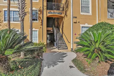 an apartment building with a staircase leading to a balcony at 3Q/2B 10min da DISNEY Acesso Resort in Orlando
