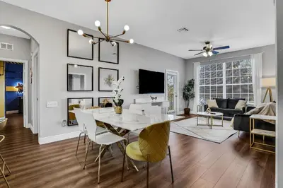 a dining room and living room with a table and chairs at 3Q/2B 10min da DISNEY Acesso Resort in Orlando