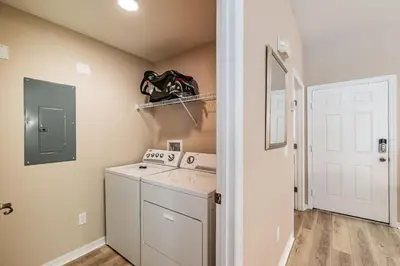 a laundry room with a washer and dryer at Casa 3Q Bella Vida c Piscina Próx Disney e Walmart in Kissimmee