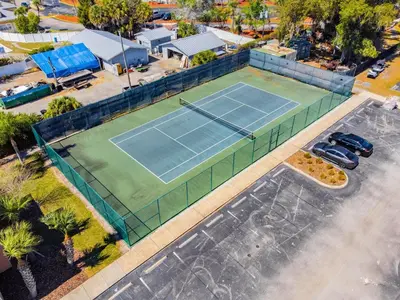 an overhead view of a tennis court in a parking lot at 2 Suítes, Jacuzzi priv. perto da DISNEY in Kissimmee