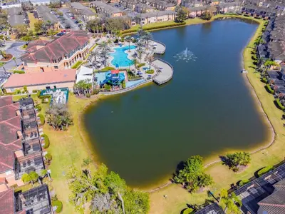 an aerial view of a pool at a resort at 2 Suítes, Jacuzzi priv. perto da DISNEY in Kissimmee