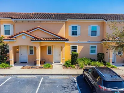 a house with a car parked in front of it at 2 Suítes, Jacuzzi priv. perto da DISNEY in Kissimmee