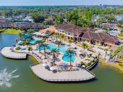 an aerial view of a resort with a pool at 2 Suítes, Jacuzzi priv. perto da DISNEY in Kissimmee