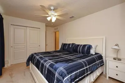 a bedroom with a bed and a ceiling fan at Casa 4Q c/ Piscina Priv. e Vista Lago in Kissimmee