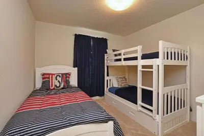 a small bedroom with two bunk beds and a bed at Casa 4Q c/ Piscina Priv. e Vista Lago in Kissimmee