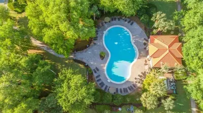 an overhead view of a swimming pool in a park at Casa 4Q c/ Piscina Priv. e Vista Lago in Kissimmee