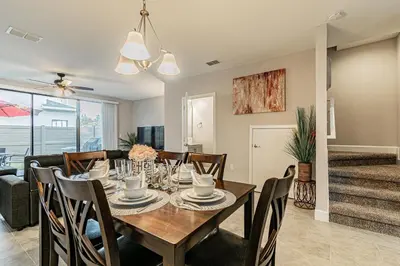 a dining room and living room with a table and chairs at 3Q/2.5B *Ótima Localização* in Kissimmee