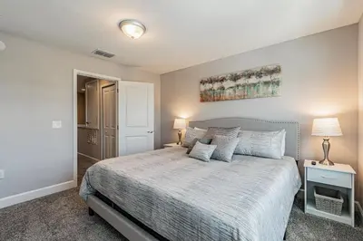 a bedroom with a bed with a white bedspread at 3Q/2.5B *Ótima Localização* in Kissimmee
