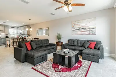 a living room with a couch and a tv at 3Q/2.5B *Ótima Localização* in Kissimmee